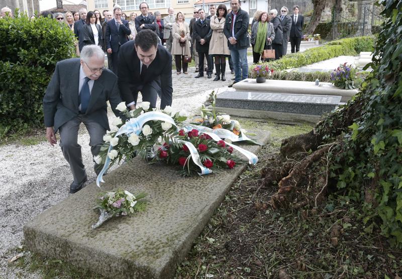 Camilo José Cela Conde, hijo del premio Nobel Camilo José Cela, deposita una ofrenda floral sobre la tumba del escritor en el 100 aniversario de su nacimiento. / Lavandeira Jr (Efe)