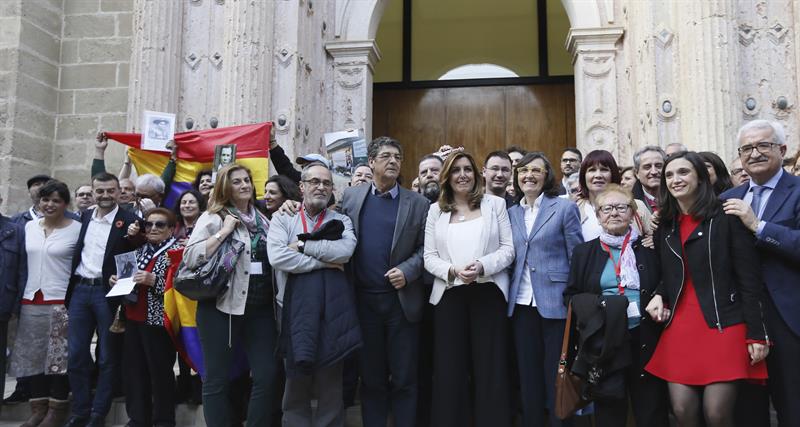 Susana Díaz, junto a representantes de los grupos que han apoyado la norma y familiares de víctimas del franquismo.
