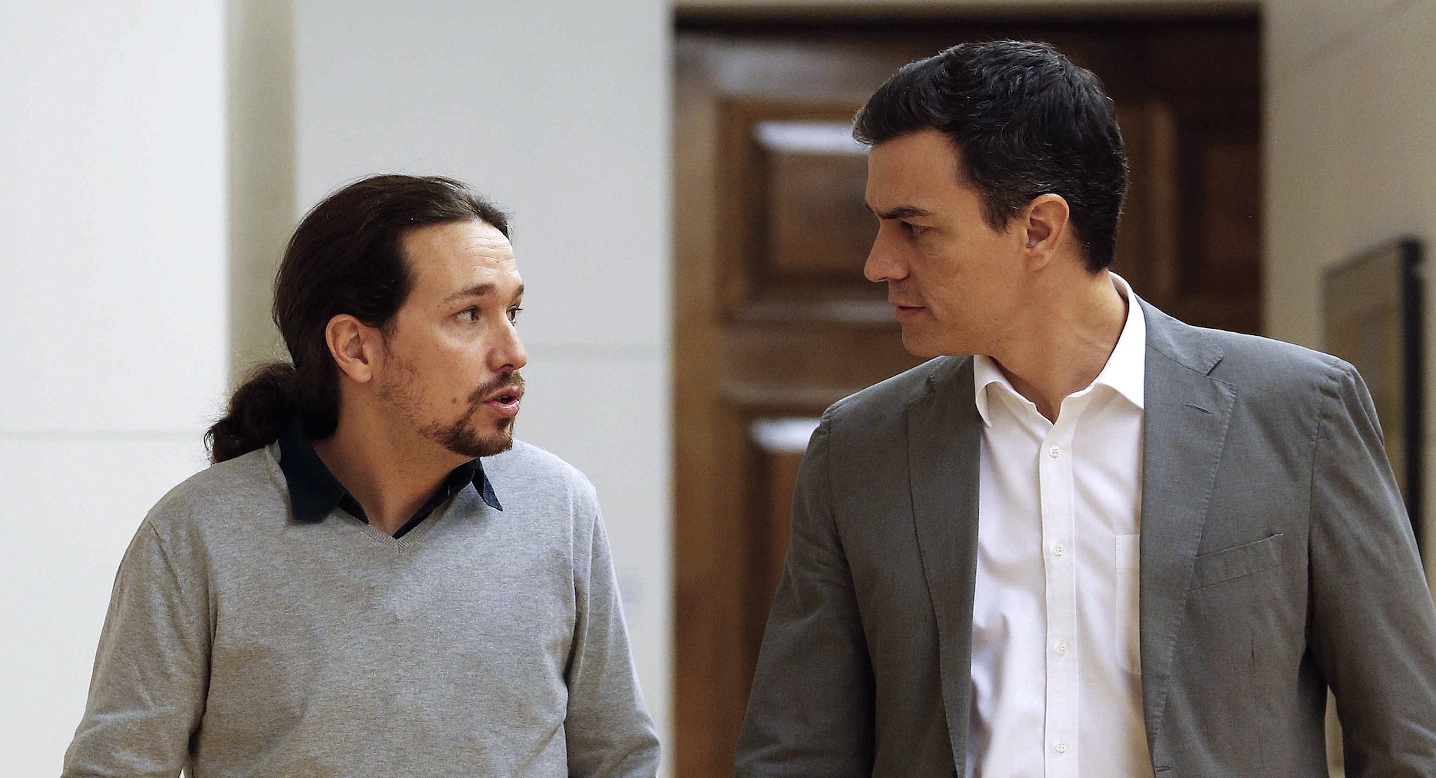 Pablo Iglesias y Pedro Sánchez, tras la reunión que mantuvieron el 5 de febrero del año pasado en el Congreso.