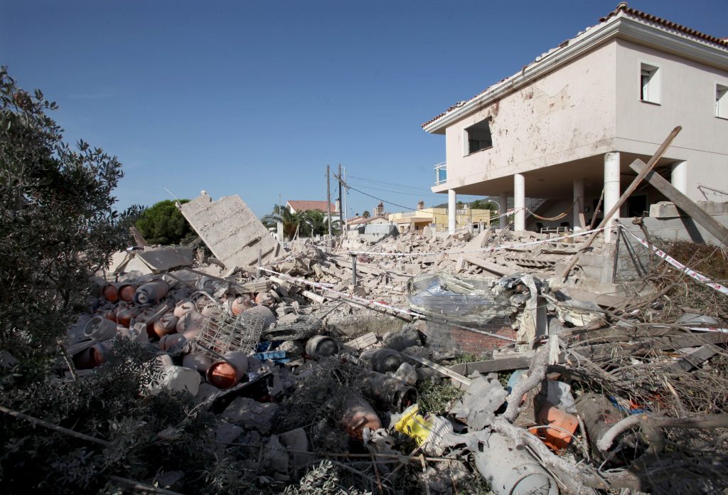 Aspecto que ofrecía la vivienda, previsiblemente utilizada por los terroristas que llevaron a cabo los atentados de Barcelona y Cambrils, tras la explosión.