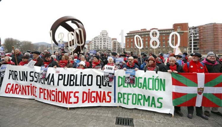 Sectores del Movimiento de Pensionistas de Bizkaia concentrados ante el Ayuntamiento de Bilbao para reafirmar su apoyo a los sindicatos nacionalistas ELA y LAB./ Luis Tejido (Efe)